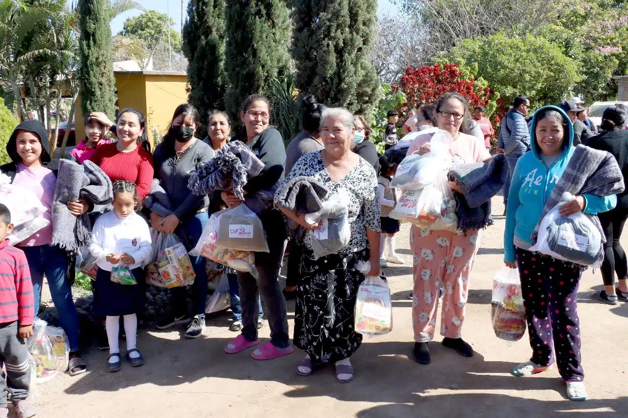 Familias de Ahome se benefician de la campaña del DIF “Abrazando Ahome” 