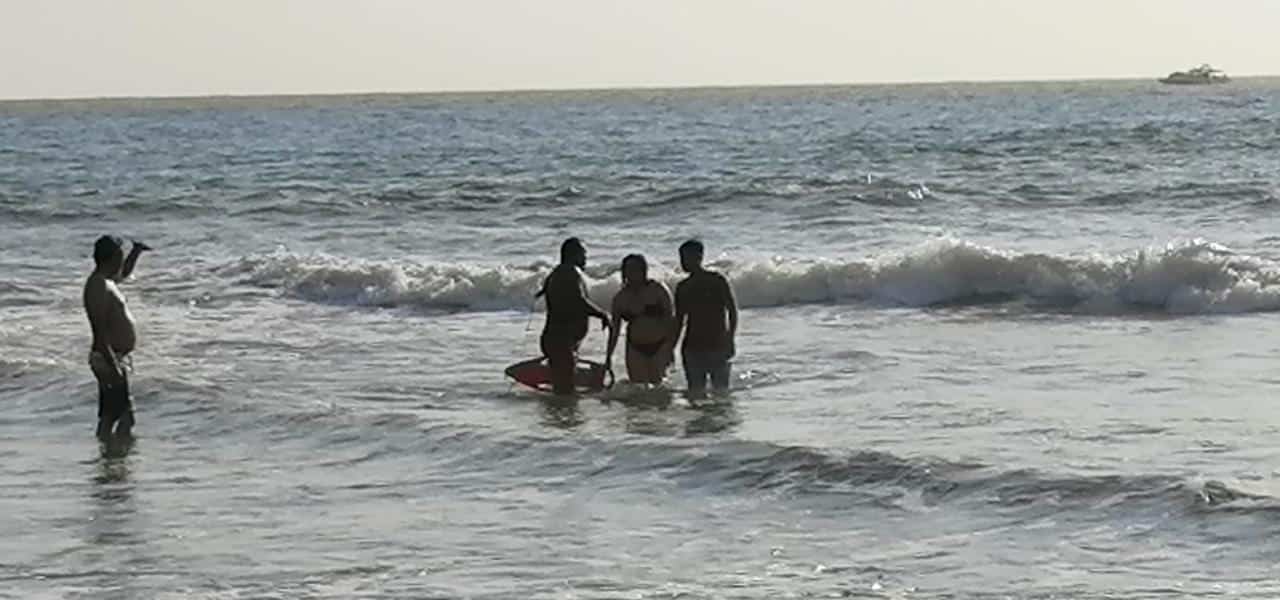 Salvan de morir ahogados en Mazatlán a dos jóvenes hermanos originarios de Celaya