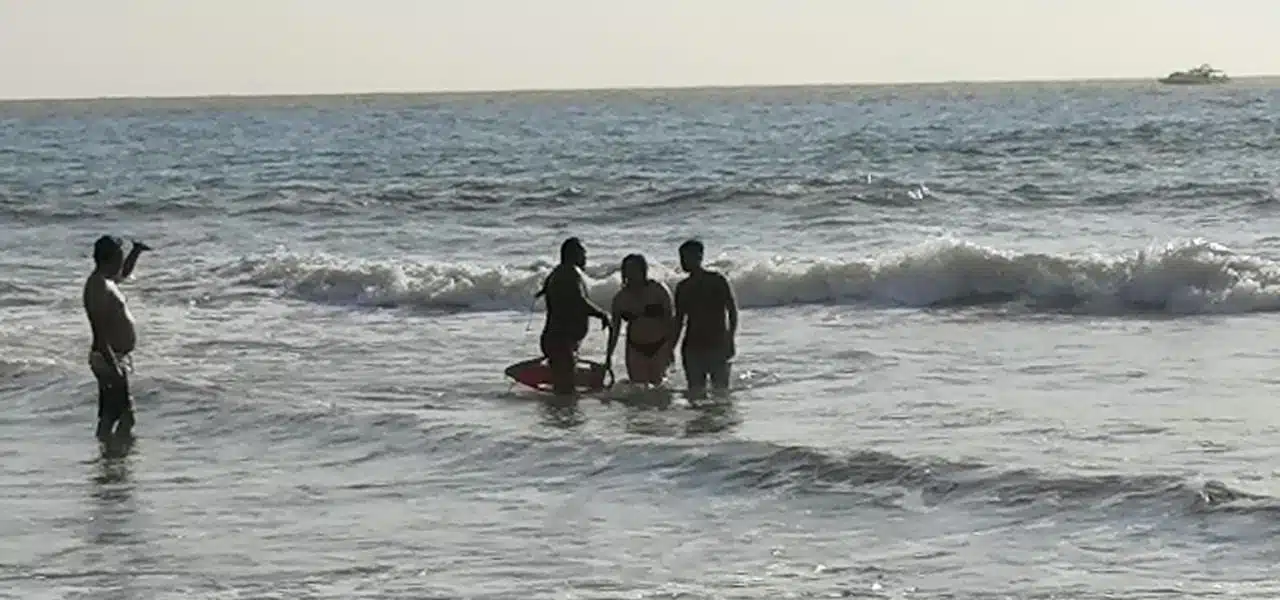 Salvan de morir ahogados en Mazatlán a dos jóvenes hermanos originarios de Celaya