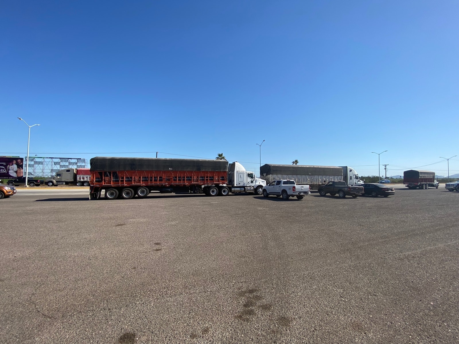 Transportistas de carga se manifestaron de manera pacífica en la Mochis-Topo ¿A qué se debió?