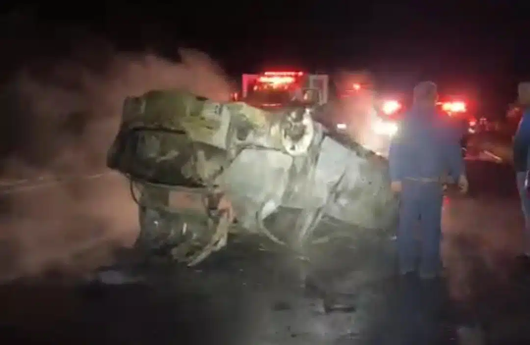 Video: Choca vehículo y se incendia en la maxipista Culiacán-Mazatlán