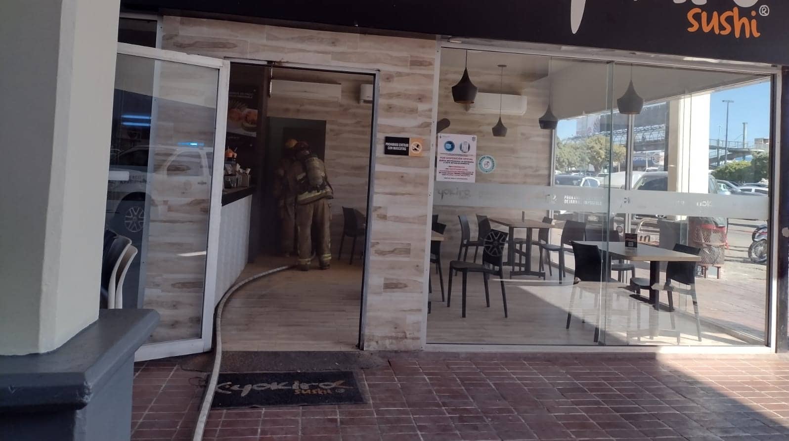 ¡Movilización! Causa alerta un connato de incendio en restaurante de sushis en Mazatlán