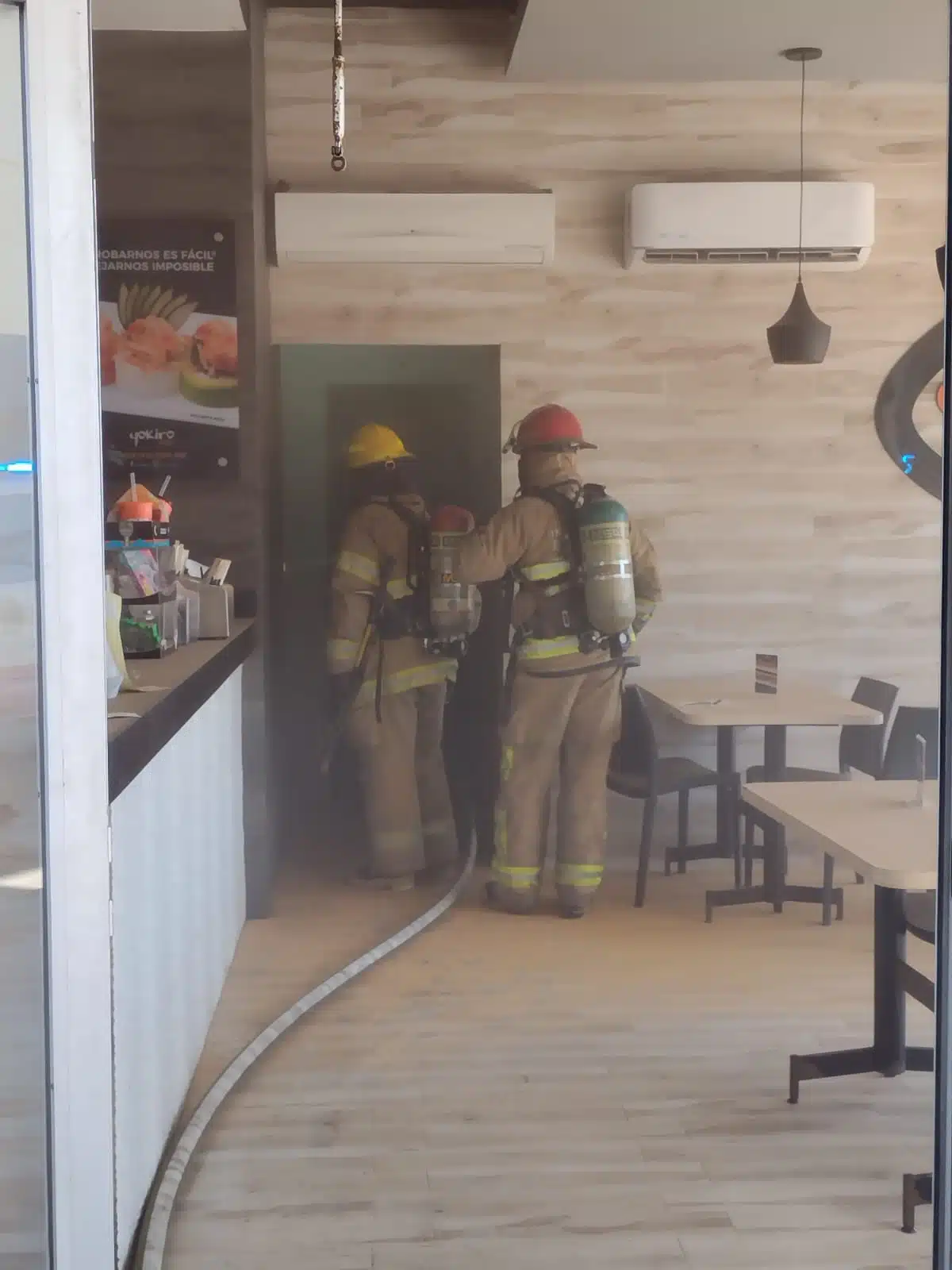 ¡Movilización! Causa alerta un connato de incendio en restaurante de sushis en Mazatlán 