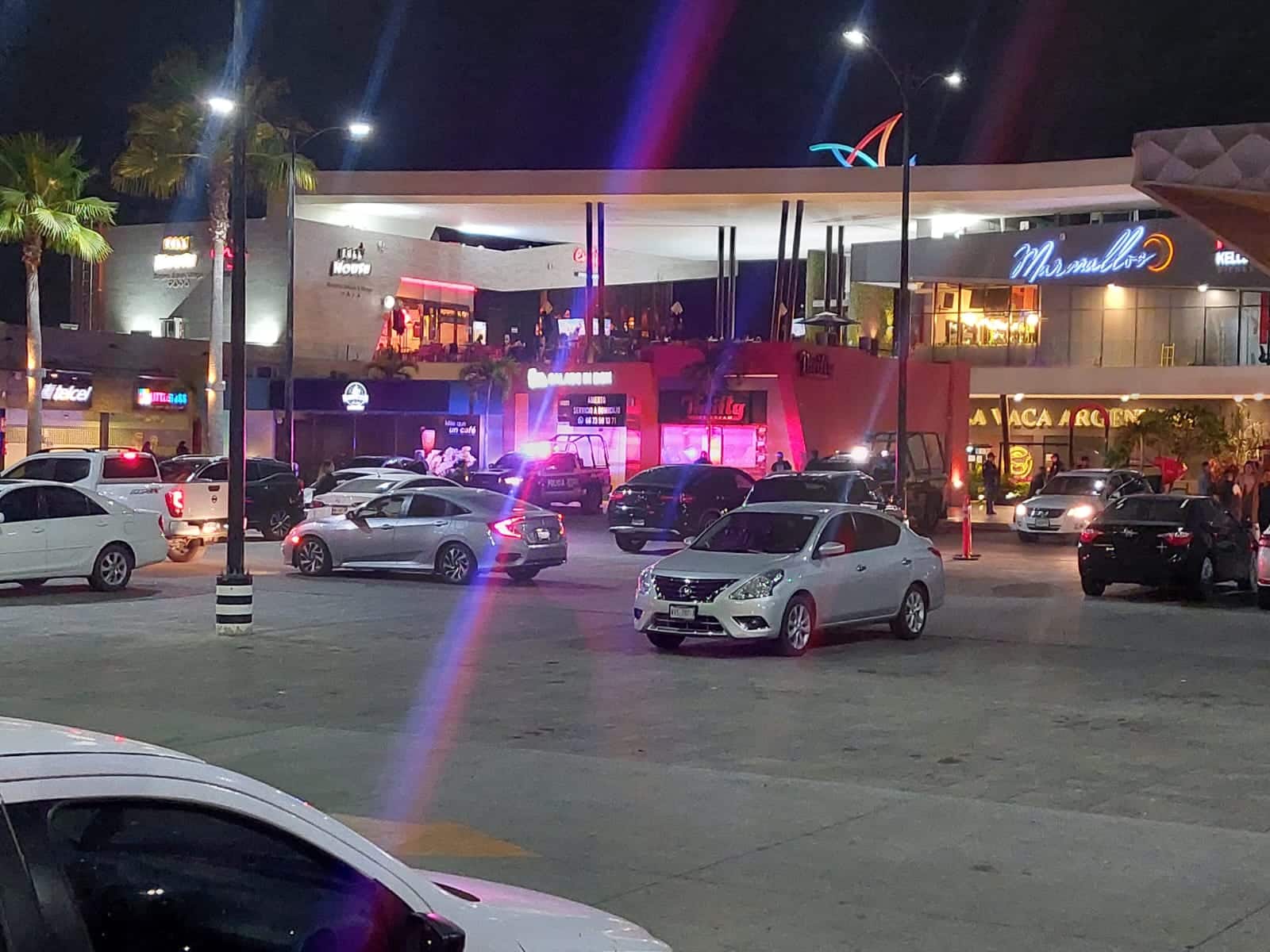 ¡Reportan amenaza de bomba! Evacúan conocida plaza del Tres Ríos, en Culiacán