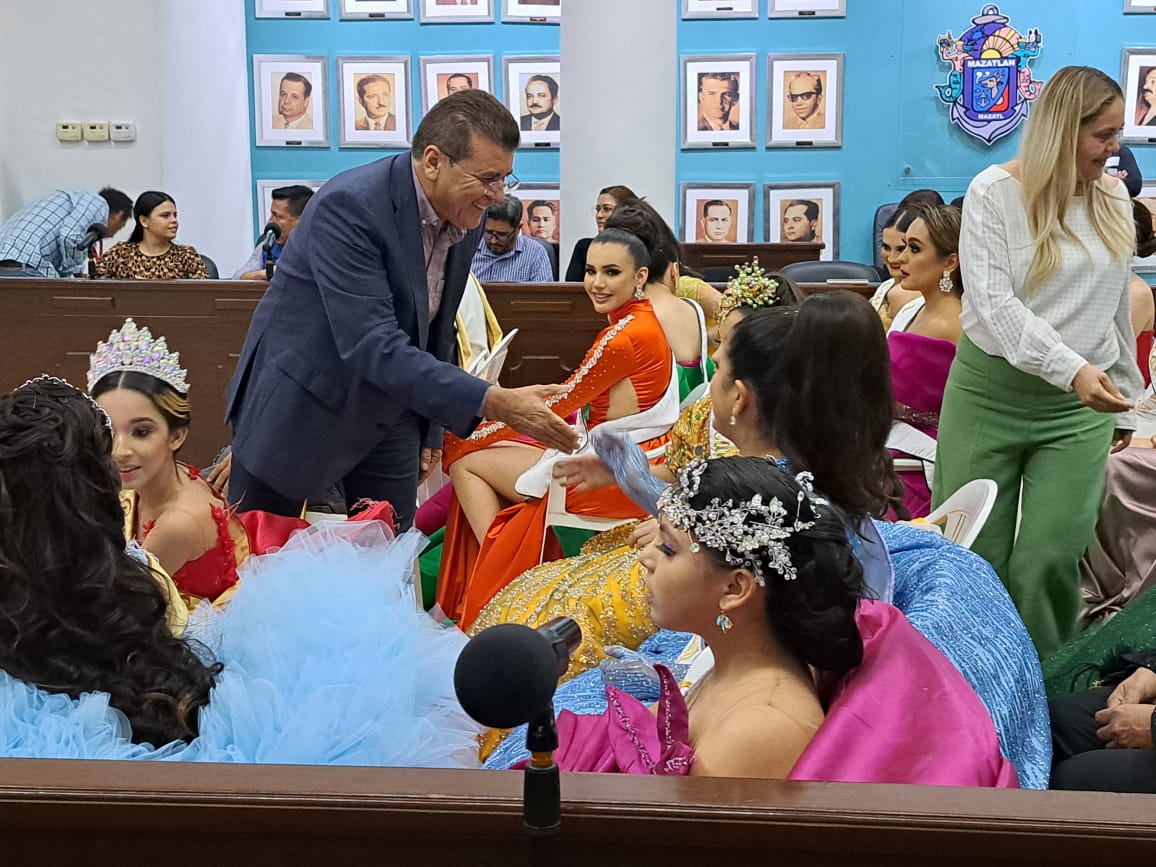 ¡Hacen su pasarela! Candidatas a reina del Carnaval se presentan ante alcalde de Mazatlán