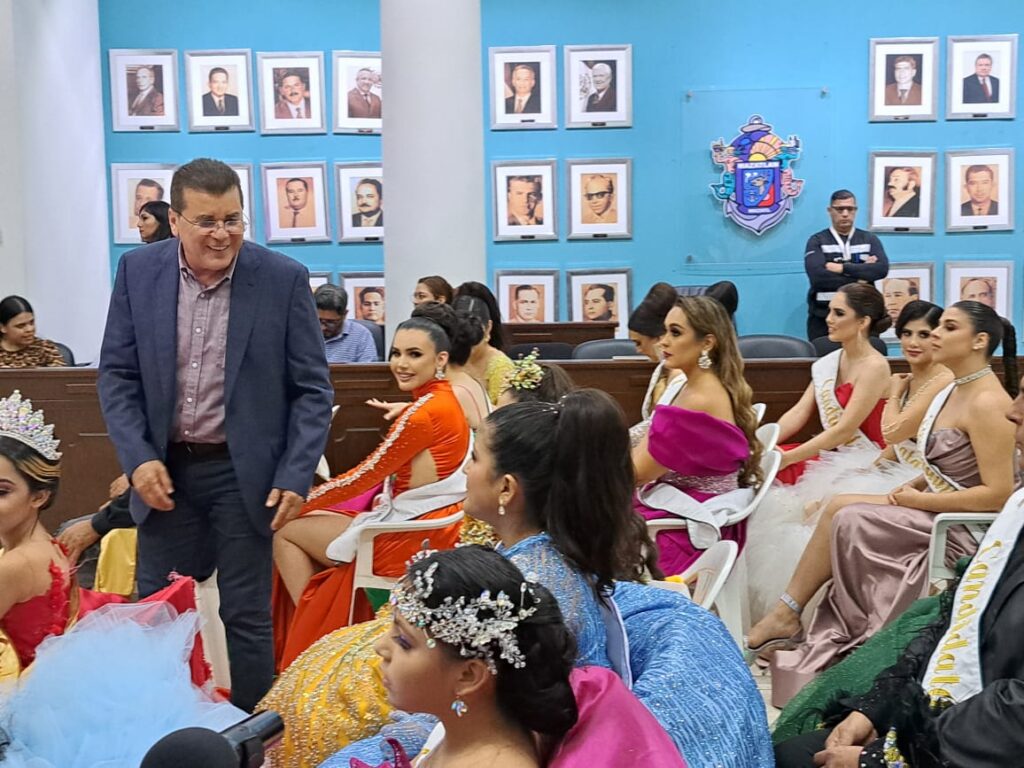 ¡Hacen su pasarela! Candidatas a reina del Carnaval se presentan ante alcalde de Mazatlán