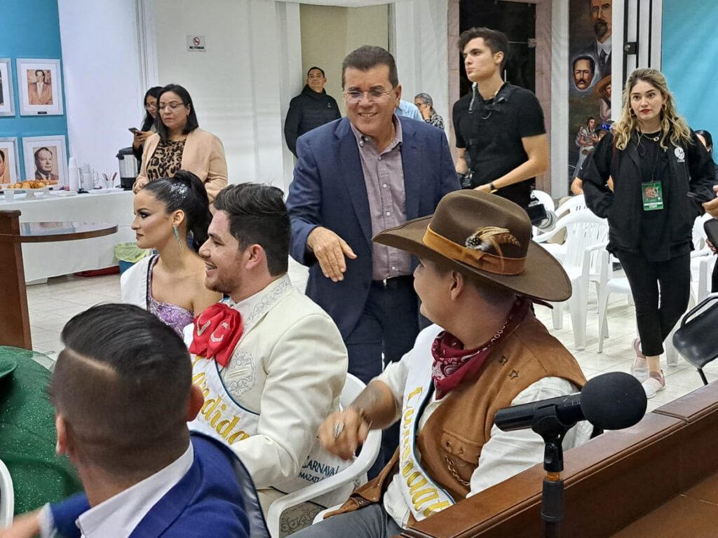 ¡Hacen su pasarela! Candidatas a reina del Carnaval se presentan ante alcalde de Mazatlán