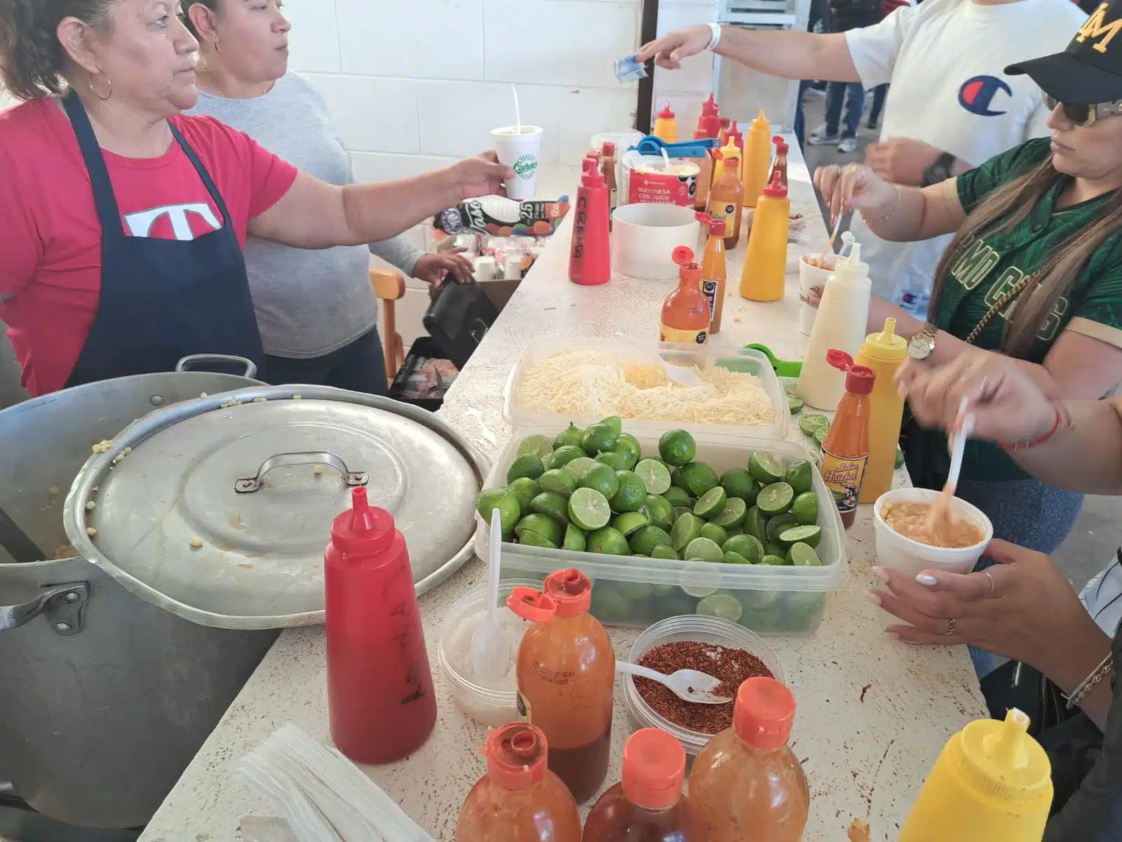 Llegan aficionados al juego Cañeros-Algodones cargados de antojitos