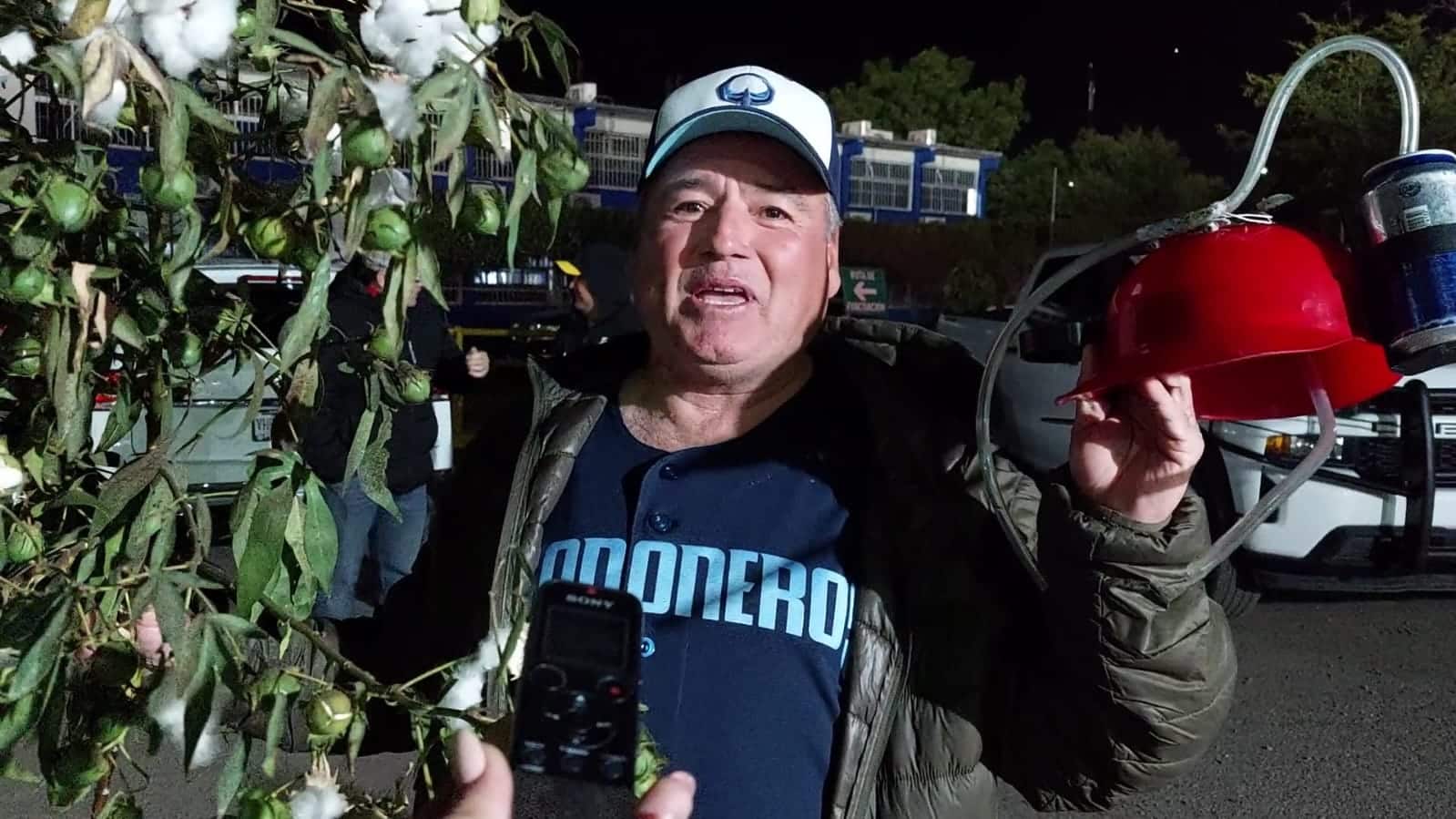¡Va haber jugo de caña! Aficionado lleva su matita de algodón al tercero de la serie final de la LMP