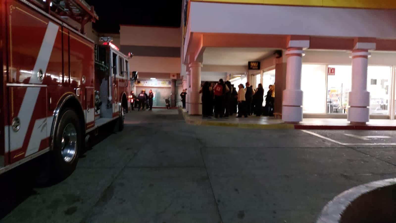 ¡Por un corto circuito! Suenan las alarmas y evacúan tienda departamental en Mazatlán
