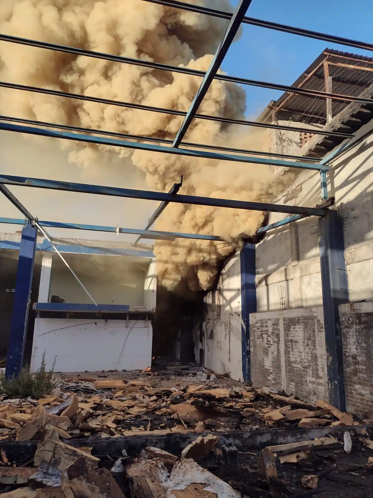 ¡Hay material peligroso! De nuevo arde bodega abandonada, en Urías, Mazatlán