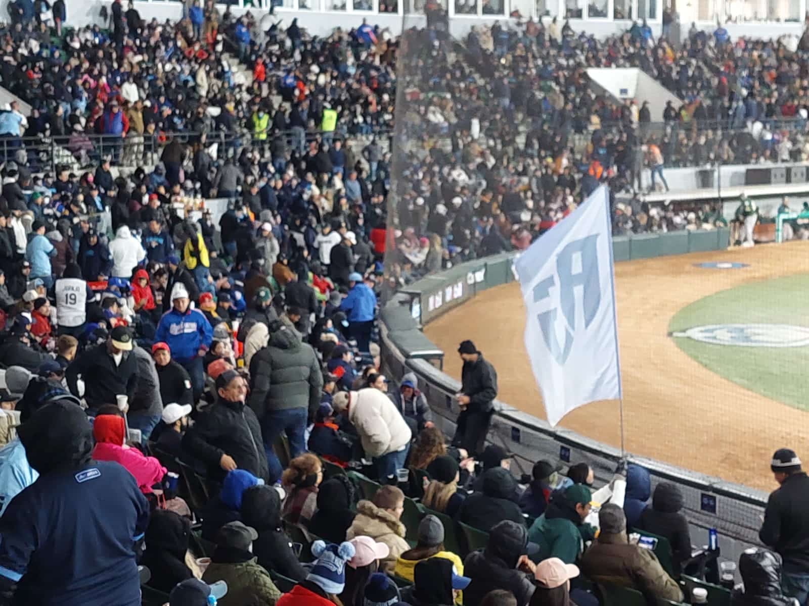 Vídeo: Ni siquiera el intenso frío frena la fiebre por el campeonato entre Cañeros y Algodoneros en Guasave