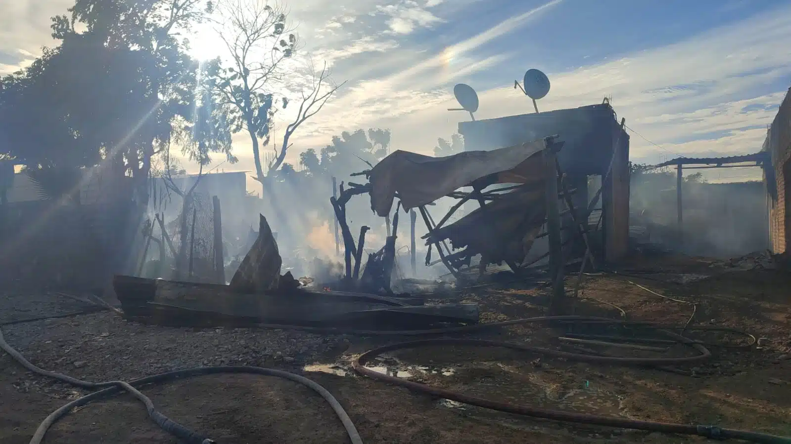 ¡Se incendia casa en Mazatlán! Joselín cocinaba en la hornilla cuando inició el fuego