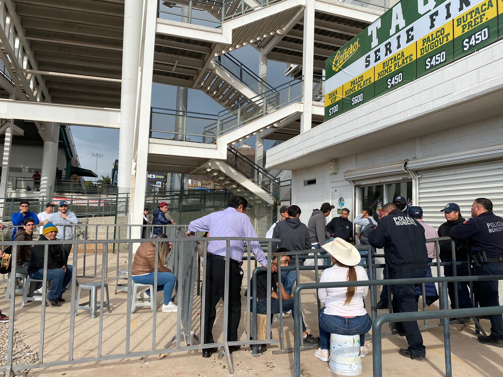  ¡No pierden la esperanza! Aficionados esperan que abonados no vengan y les vendan sus boletos 