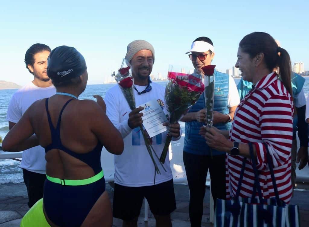 ¡Arranca el ciclo! Recibe homenaje Javier Hernández en la primera puntuable de natación