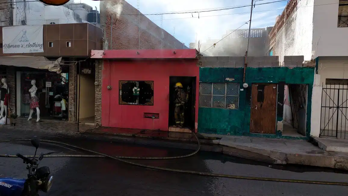 ¡Solo iban a apagar el fuego! Hallan a hombre sin vida en vivienda que se incendiaba en Mazatlán