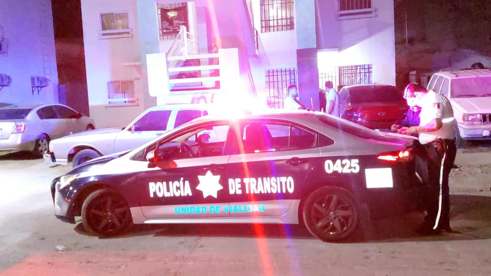 ¡Se le acabó el camino! Cae Mustang de una pendiente en Alturas del Sur, Culiacán 