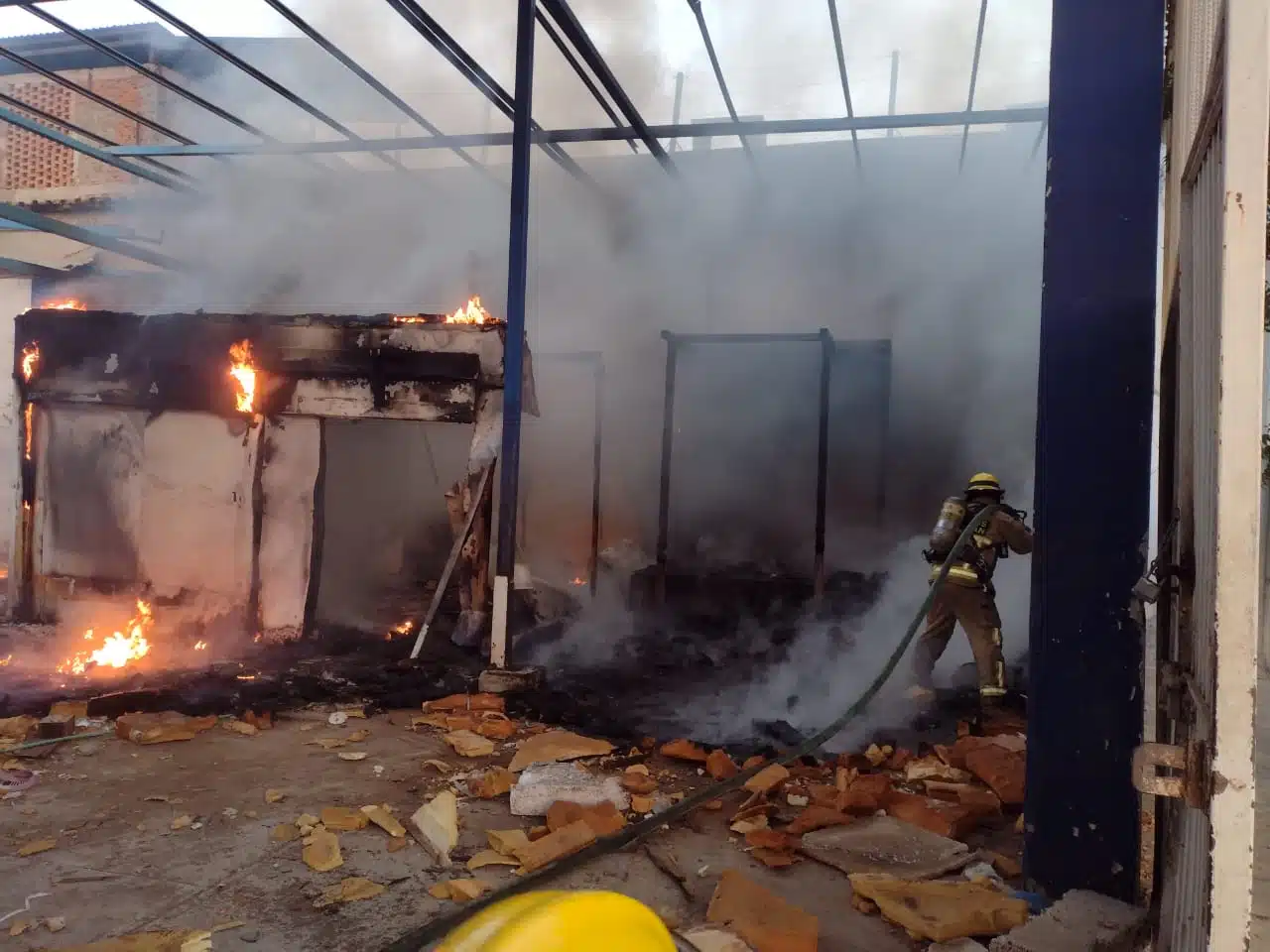 Incendio en bodega al sur de Mazatlán