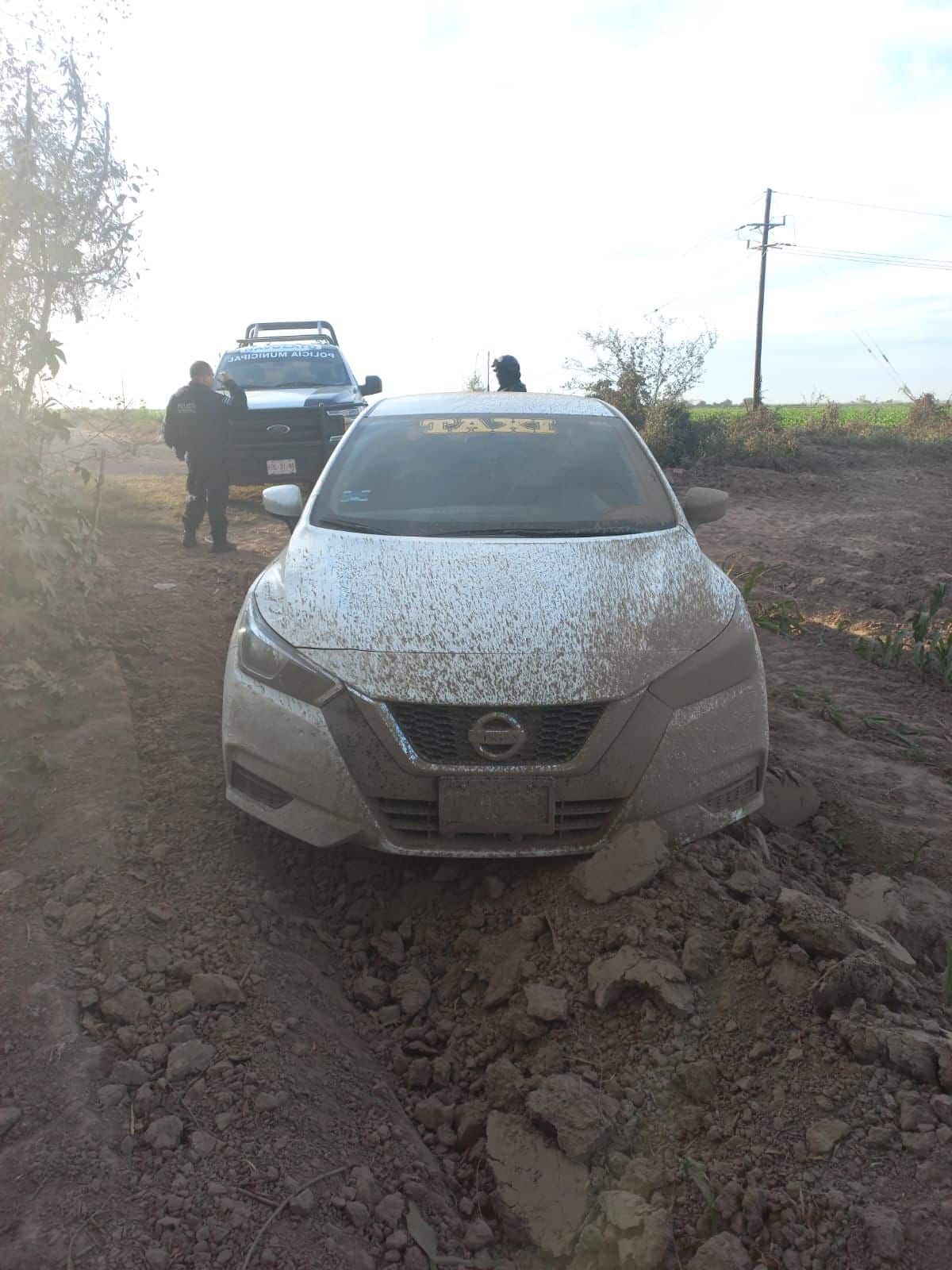 After A Tough Fight, The Municipal Police Recovered A Car In Navolato, Which Had Been Dumped