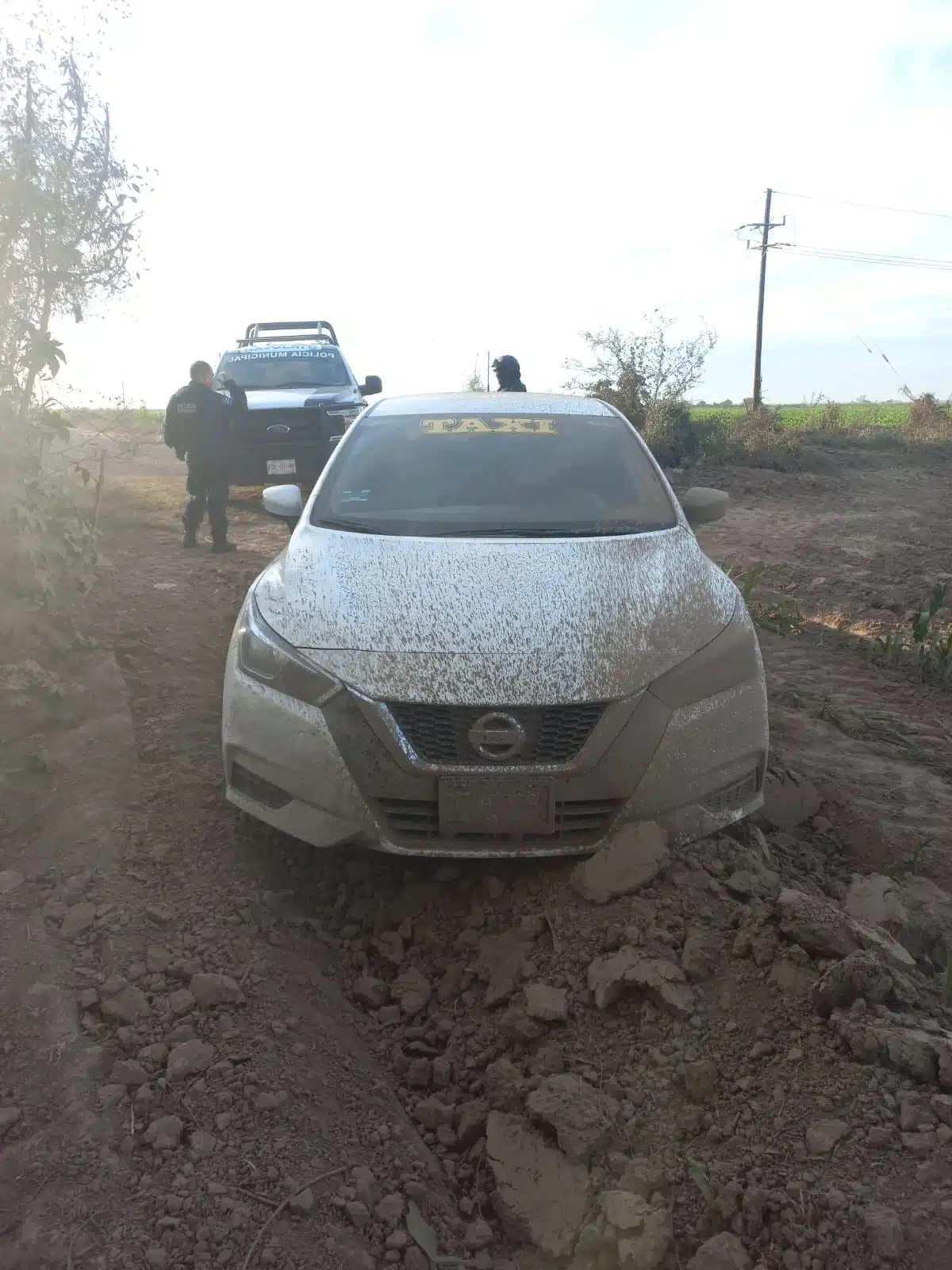 Tras intensa persecución policías municipales recuperan automóvil que fue despojado en Navolato