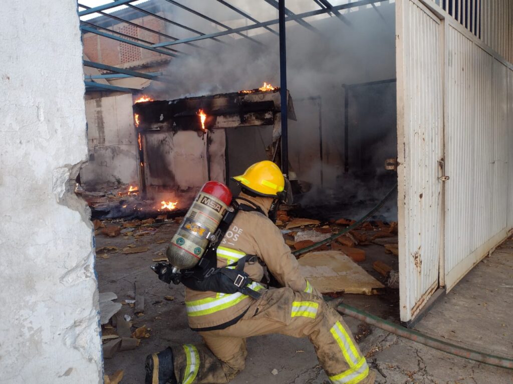 Incendio en bodega al sur de Mazatlán