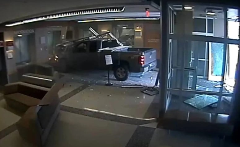 camioneta contra estación de policía