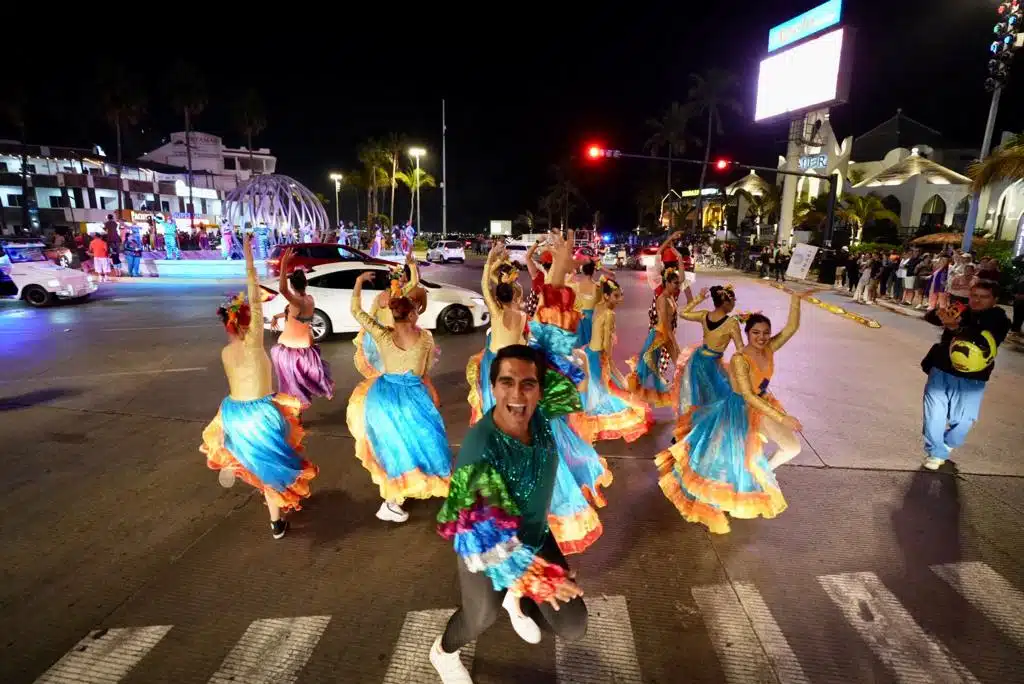 Dan probadita de la alegría del Carnaval frente al Monumento a la Familia en Mazatlán