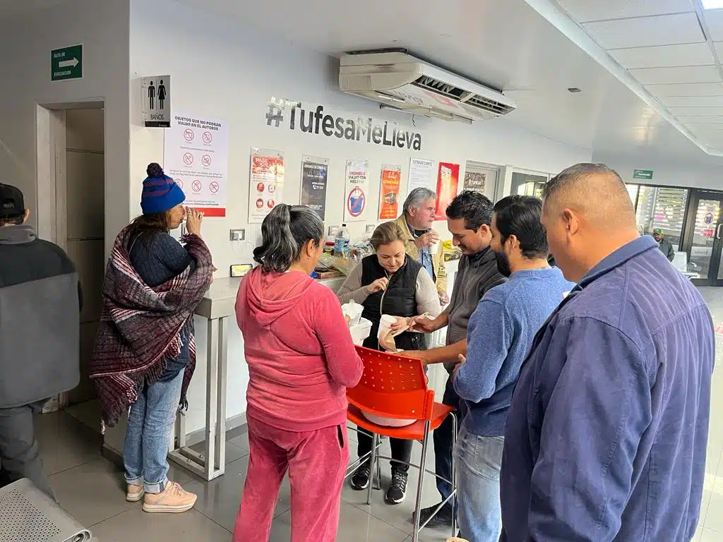 desayuno- familias varadas en terminales de Guasave