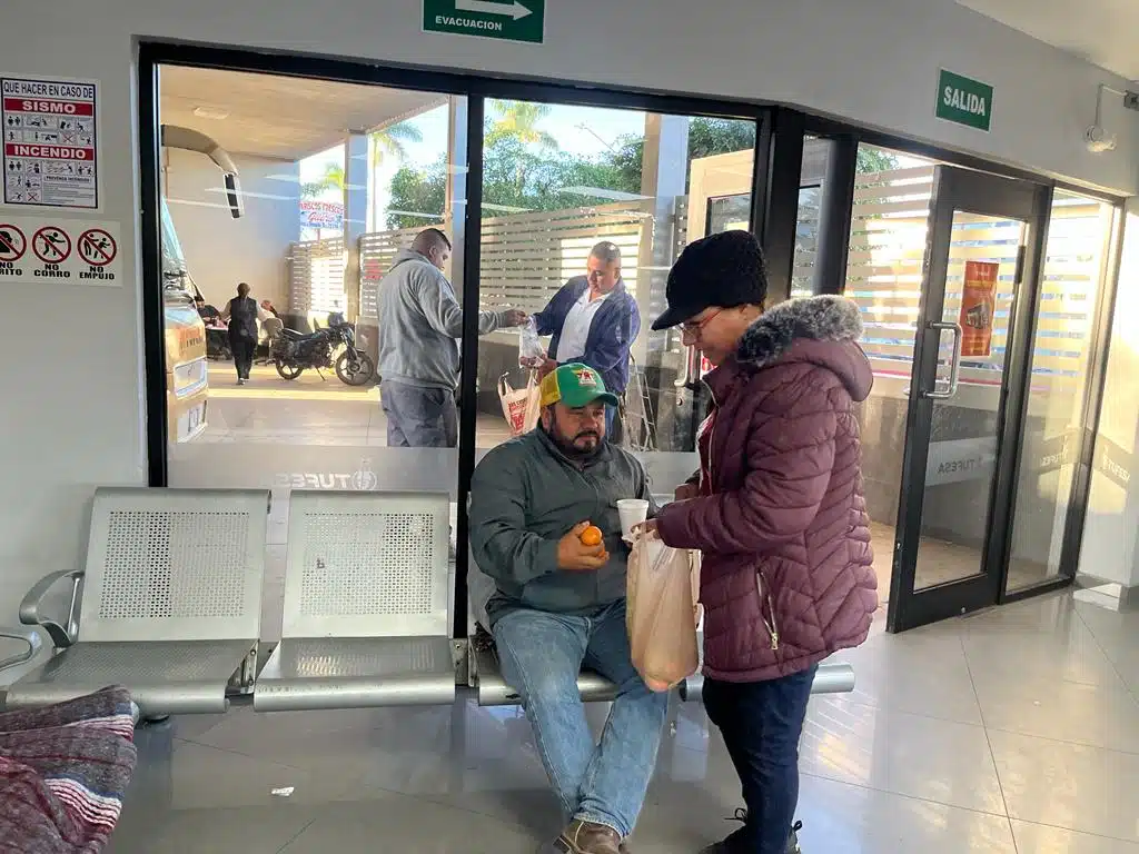 desayuno-personas-varadas en terminales