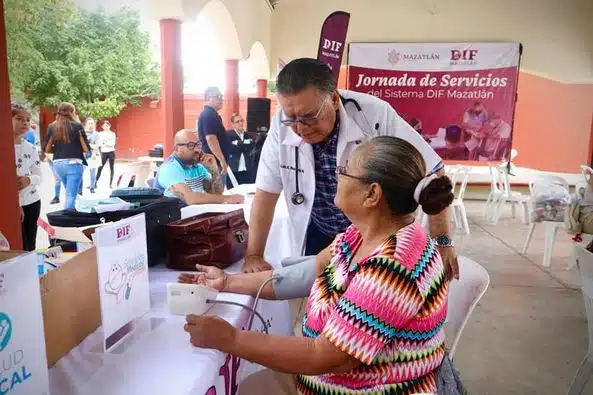 Desde atención médica hasta ropa sin costo llevan DIF y Ayuntamiento de Mazatlán a El Roble