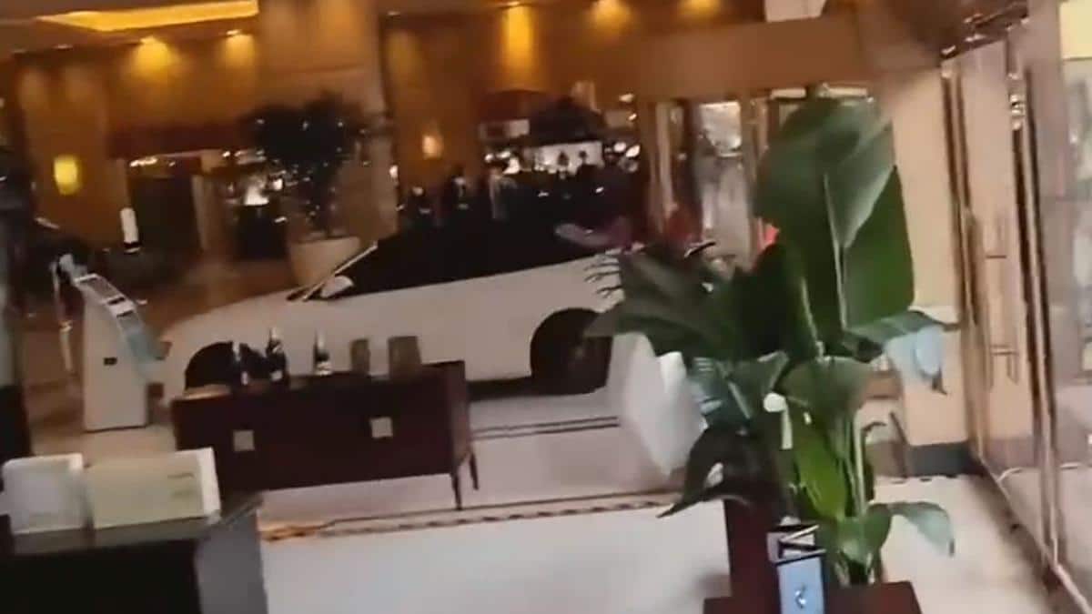 estrella su auto en vestíbulo