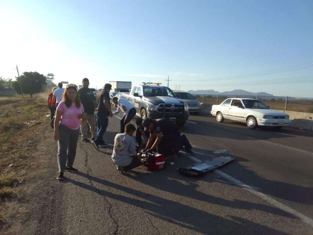 Motociclista derrapa por la carretera México 15 en Mazatlán