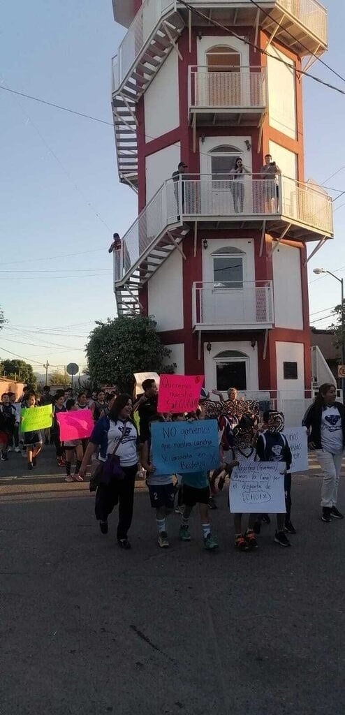 ¡Protestan papás de niños deportistas! Los quieren desalojar de auditorio donde entrenan en Choix