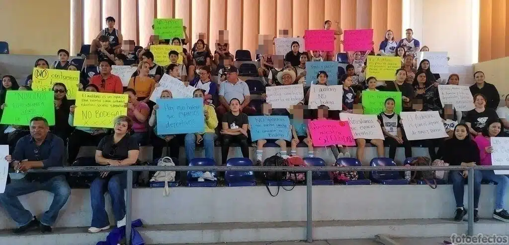 ¡Protestan papás de niños deportistas! Los quieren desalojar de auditorio donde entrenan en Choix