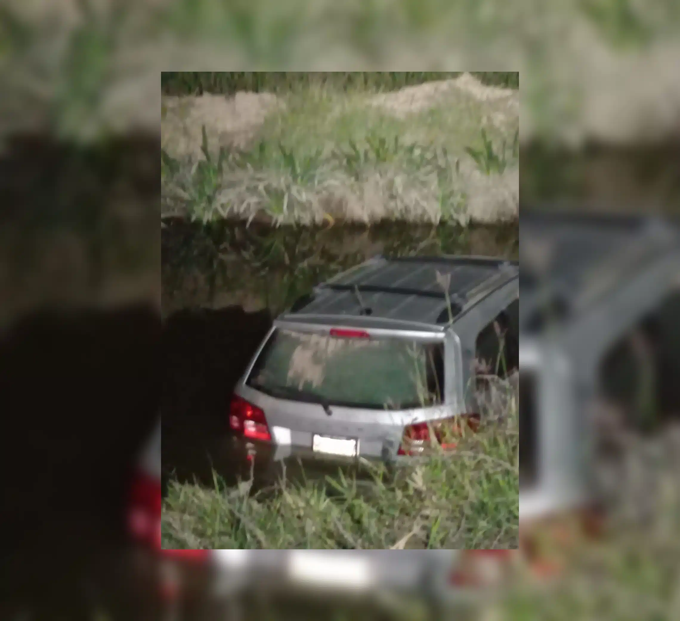 ¡Vaya susto! Sergio pierde el control de su camioneta y cae al canal lateral 18 en Los Mochis