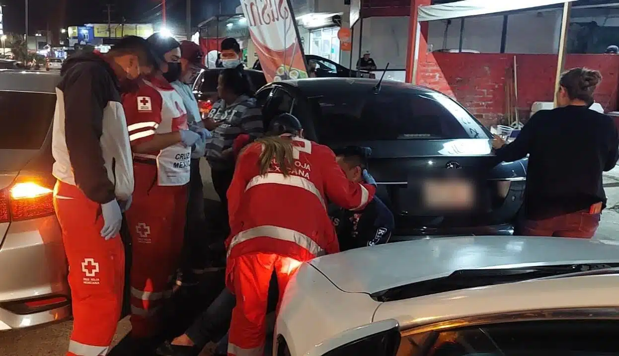 Vídeo: A Raúl Enrique lo embistió la conductora de un Honda frente a la UAdeO en Guasave; está lesionado