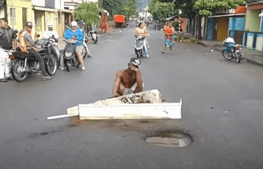 Hombre desentierra a su madre