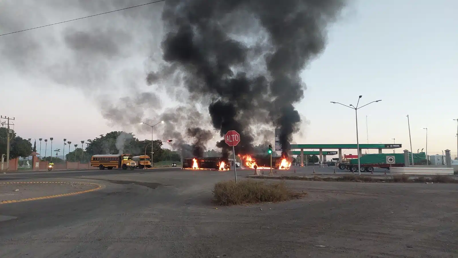 incendian y bloquean caminos en el norte