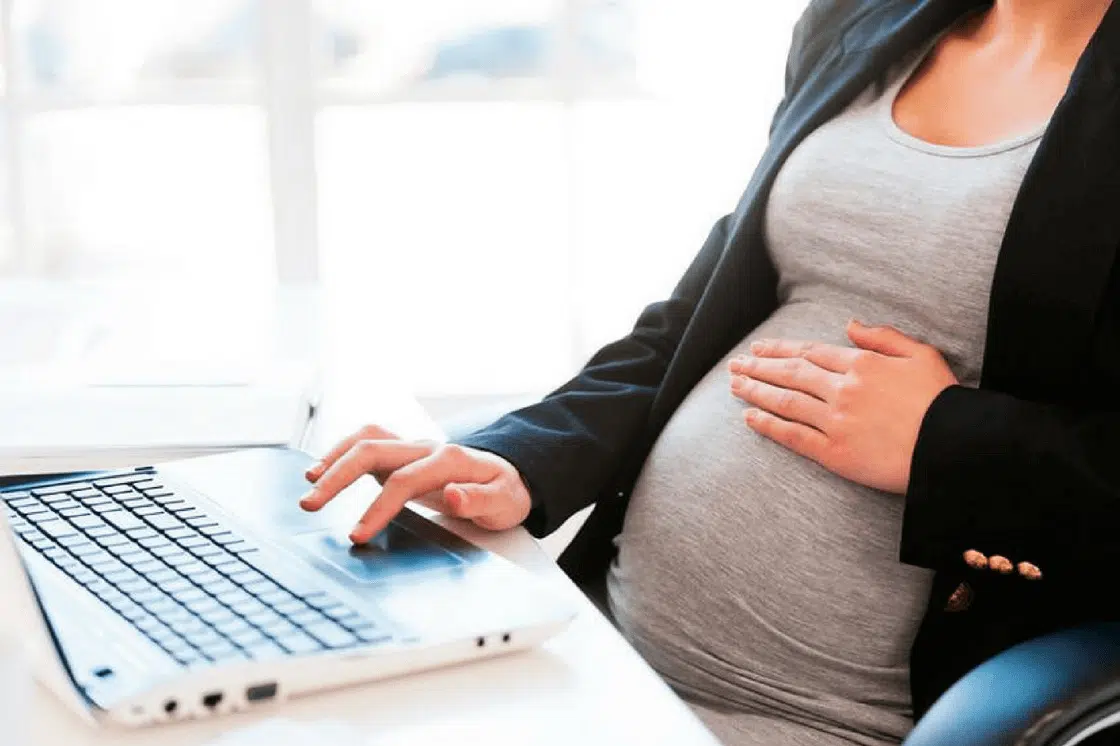 Mujer embarazada trabajando