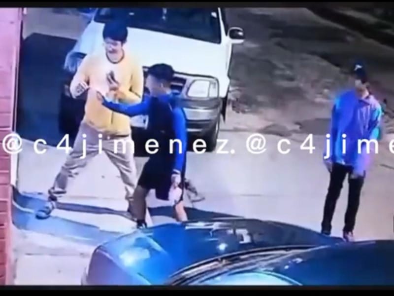 niños encienden cohete en ventana