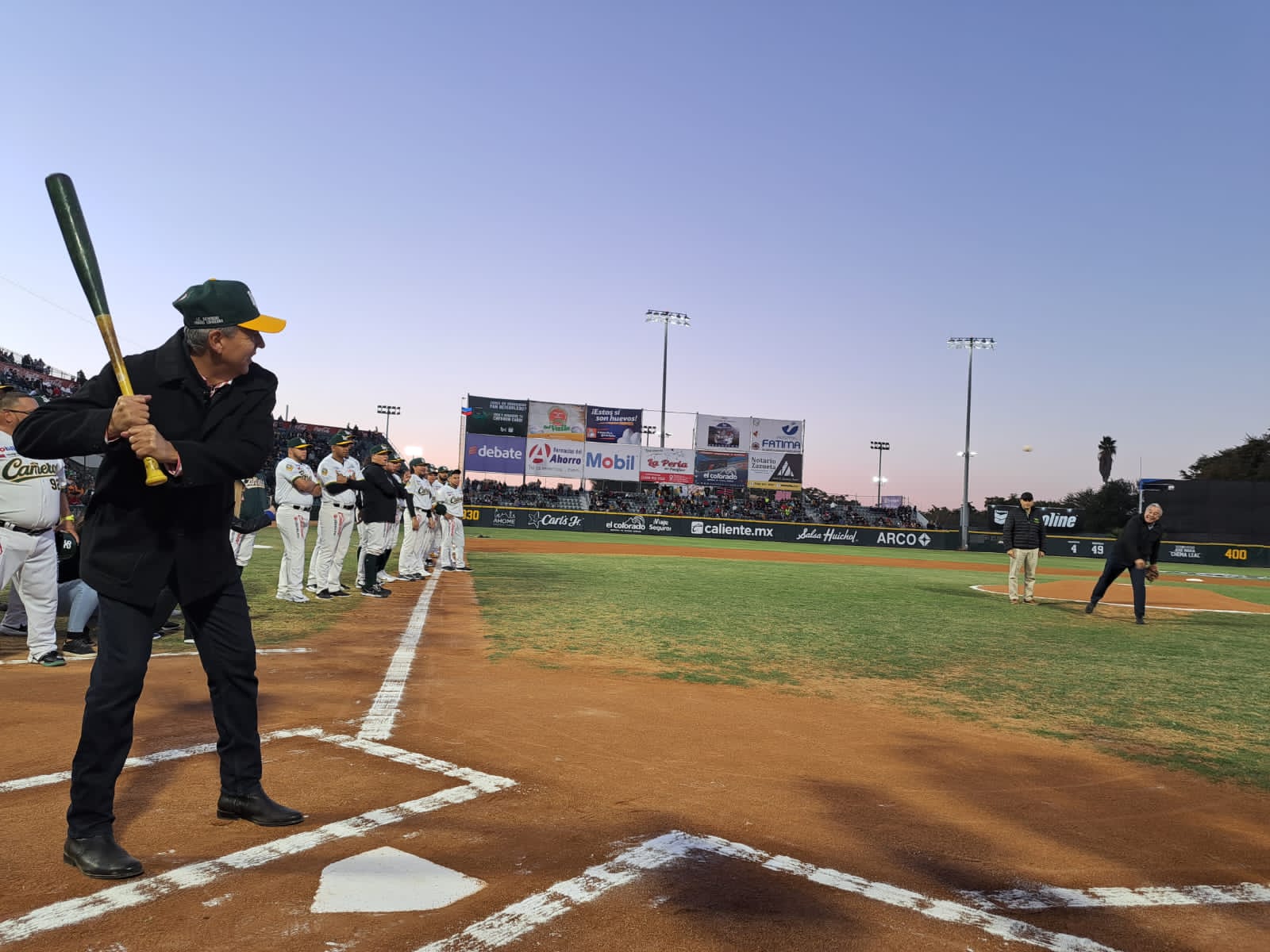Rubén Rocha lanza la primera bola en el inicio de la serie final entre Cañeros y Algodoneros