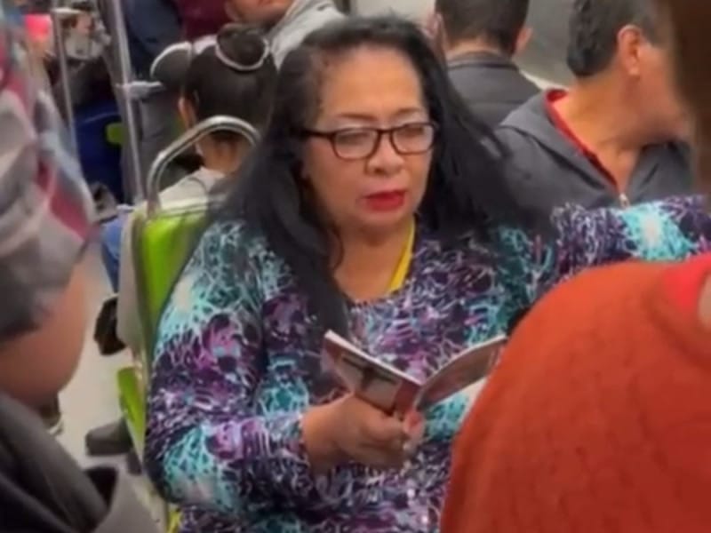 señora reza en metro cdmx