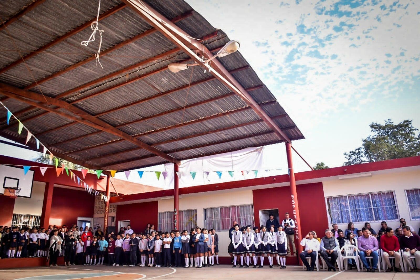 ¡Estarán Protegidos Del Sol! Alumnos Y Docentes Lanzan Solicitud De Una ...