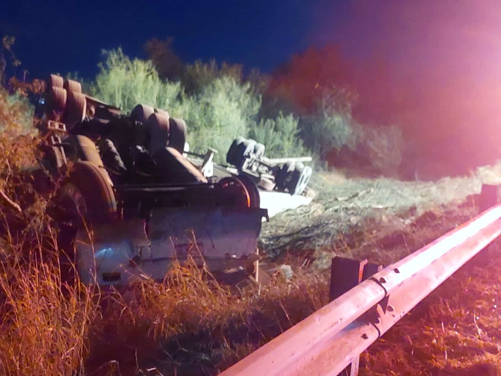 Vuelca tractocamión cargado con cerca de 25 toneladas de tomate en Guasave.