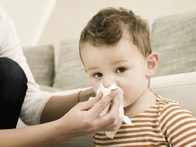 ¡Protégelos! Niños de 5 años son más propensos de contraer resfriados
