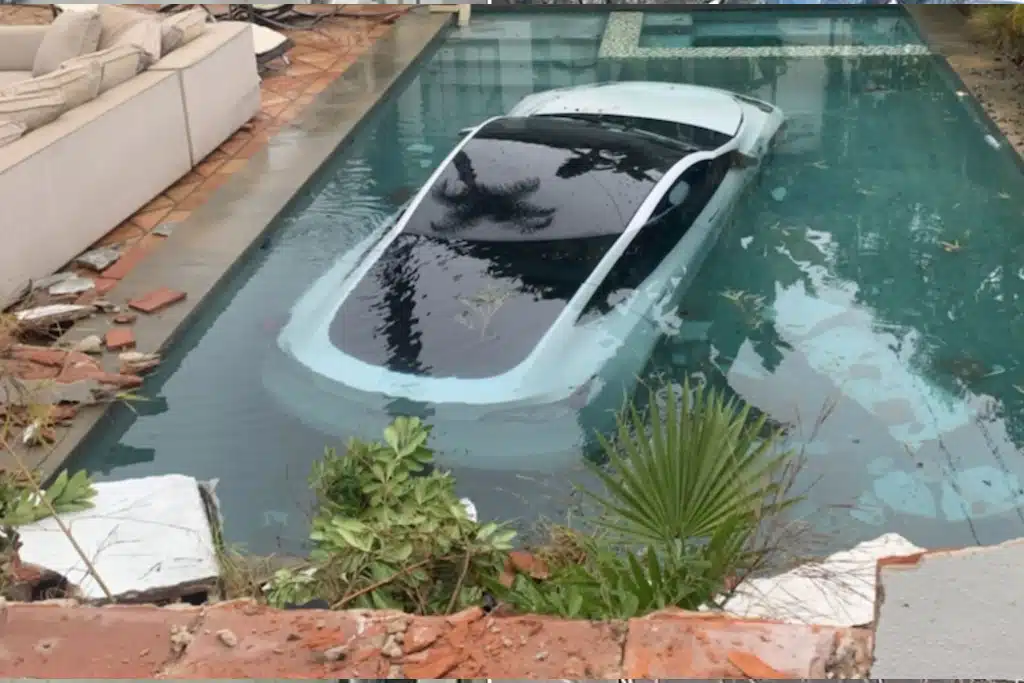 ¡Susto! Captan auto Tesla al fondo de una alberca en California; ¡con todo y pasajeros!