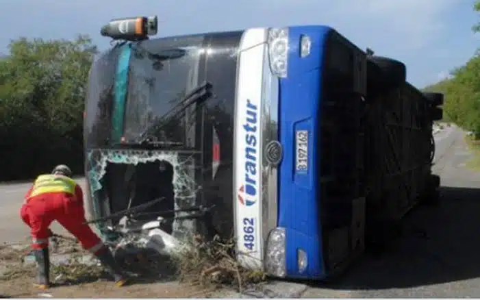 ¡Terrible! Volcadura en Cuba deja cuatro muertos y 28 heridos