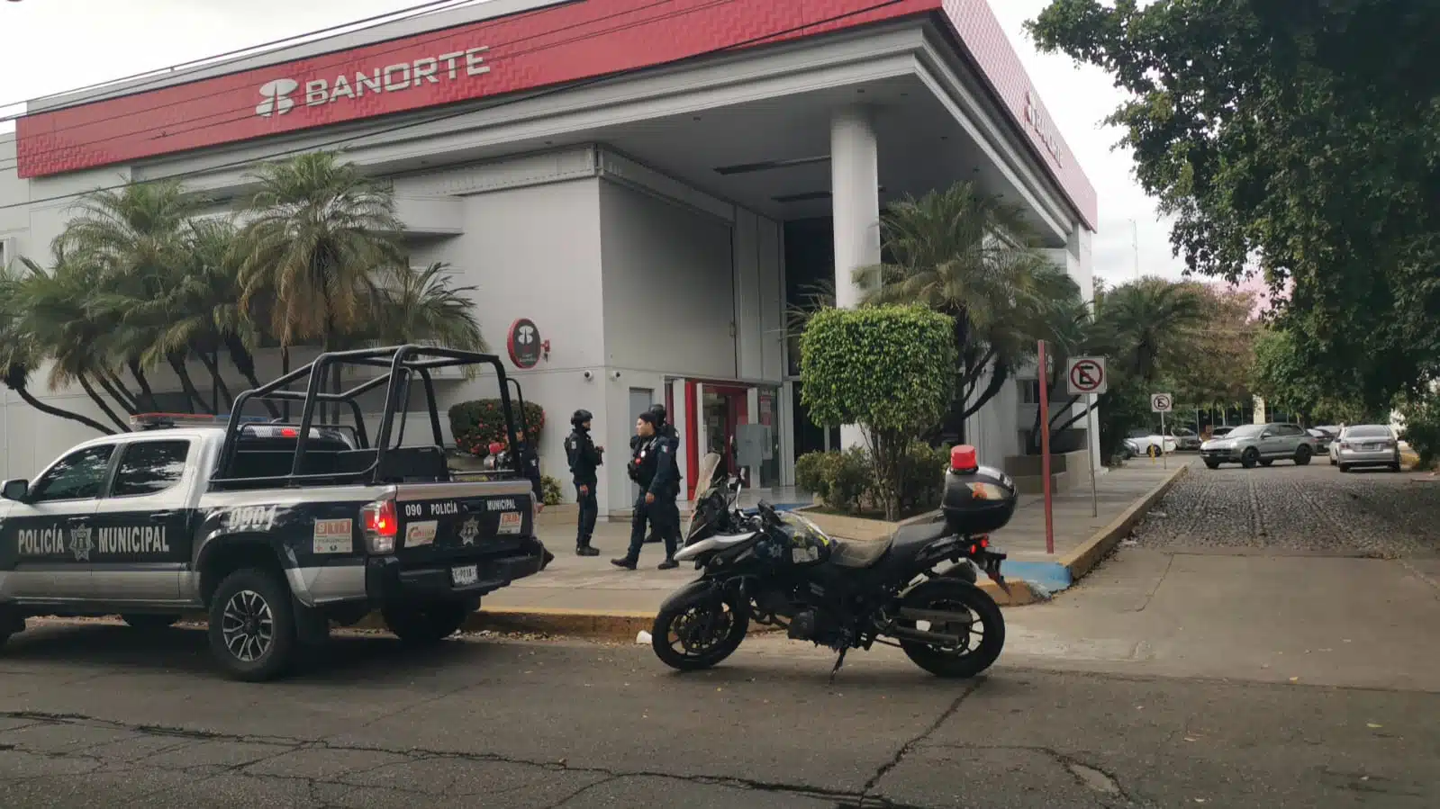 Lo asaltan al salir del banco en la Jorge Almada de Culiacán