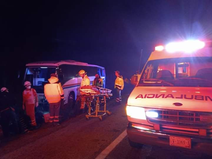 Accidenta autobús con jornaleros agrícolas por la Mazatlán-Culiacán