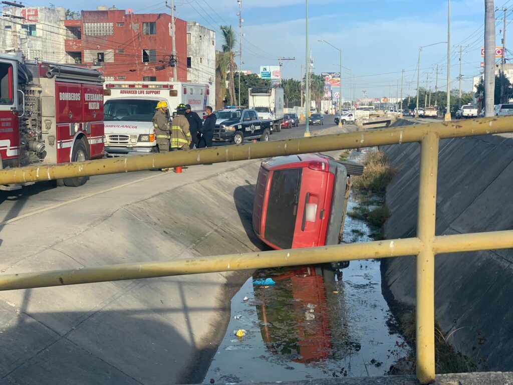 Accidente Volcadura Canal Mazatlán